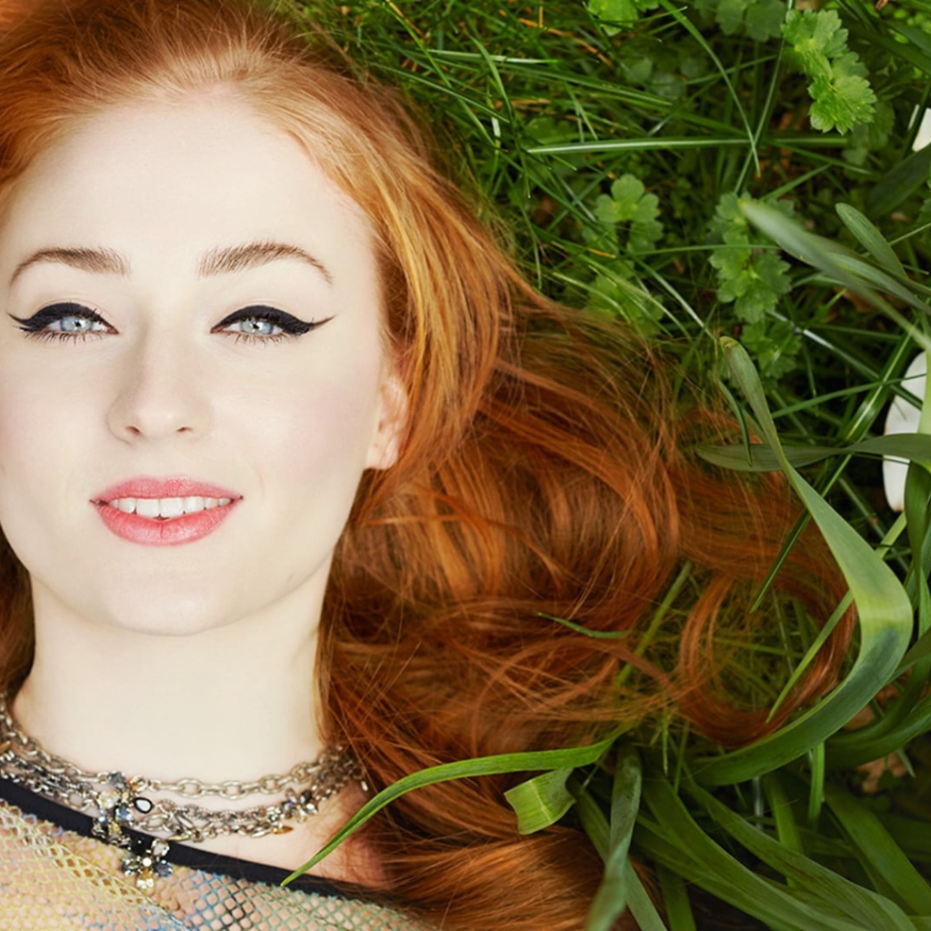 Красивая рыжеволосая актриса Софи Тёрнер 