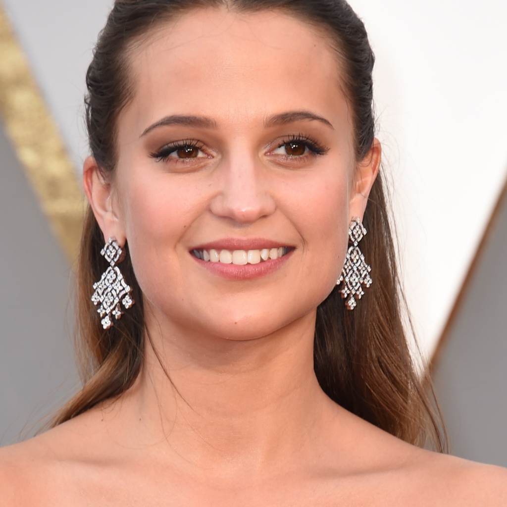 Красивая улыбающаяся актриса Алисия Викандер