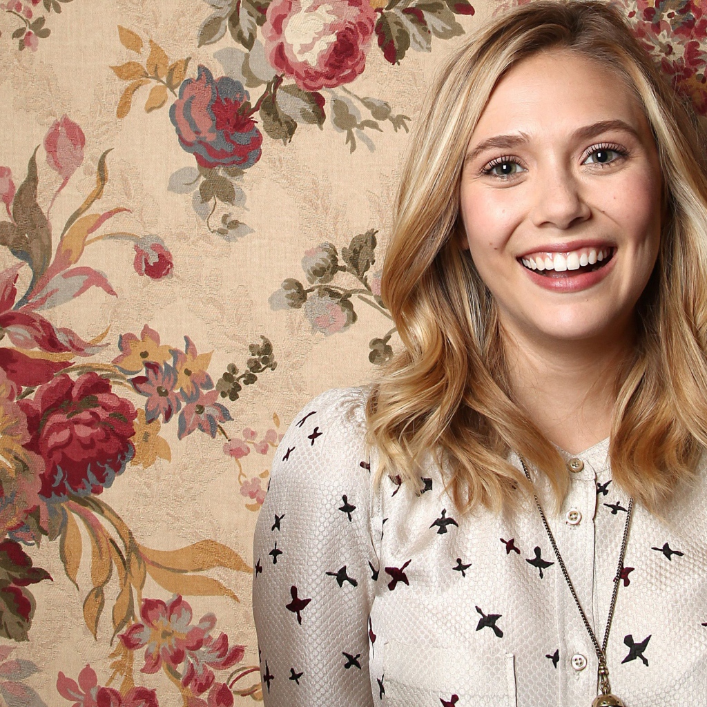 Красивая улыбающаяся актриса Элизабет Олсен