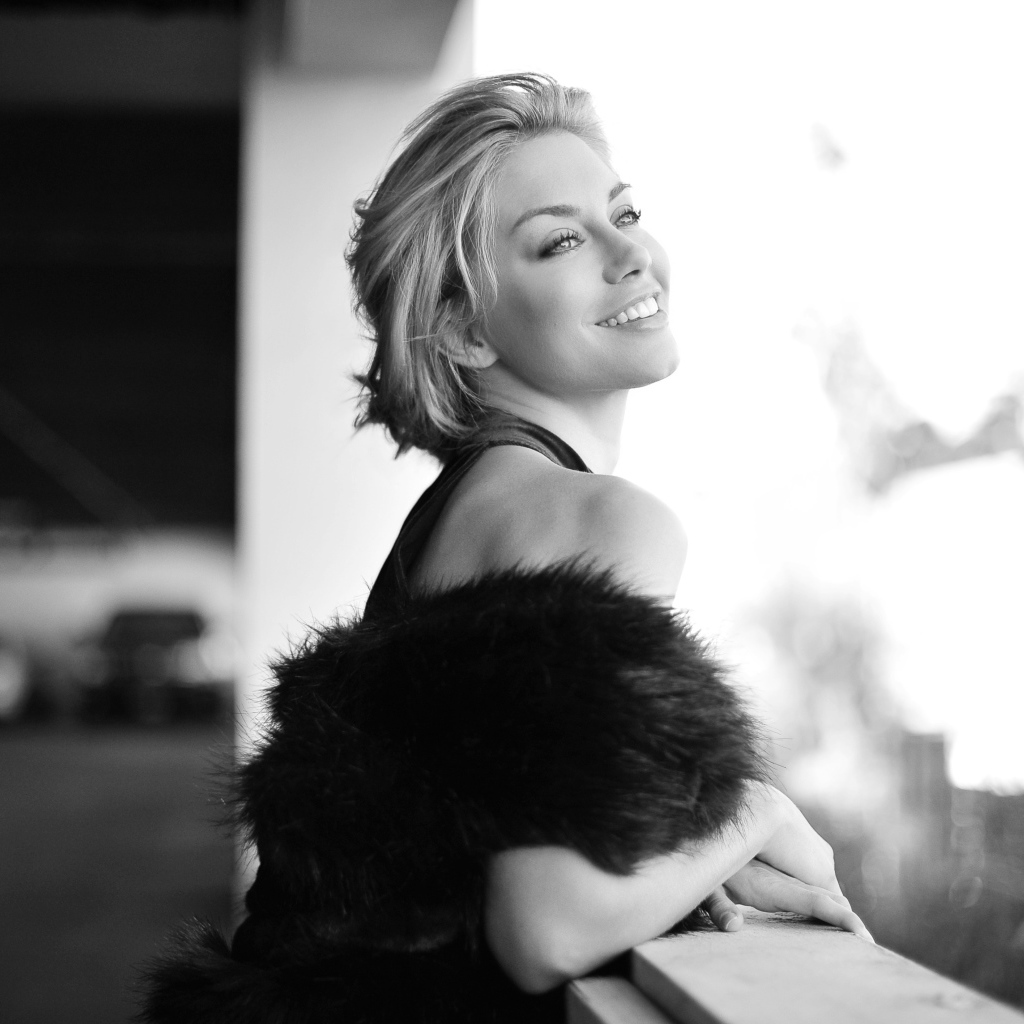 Красивая улыбающаяся актриса Дженнифер Холлэнд черно-белое фото