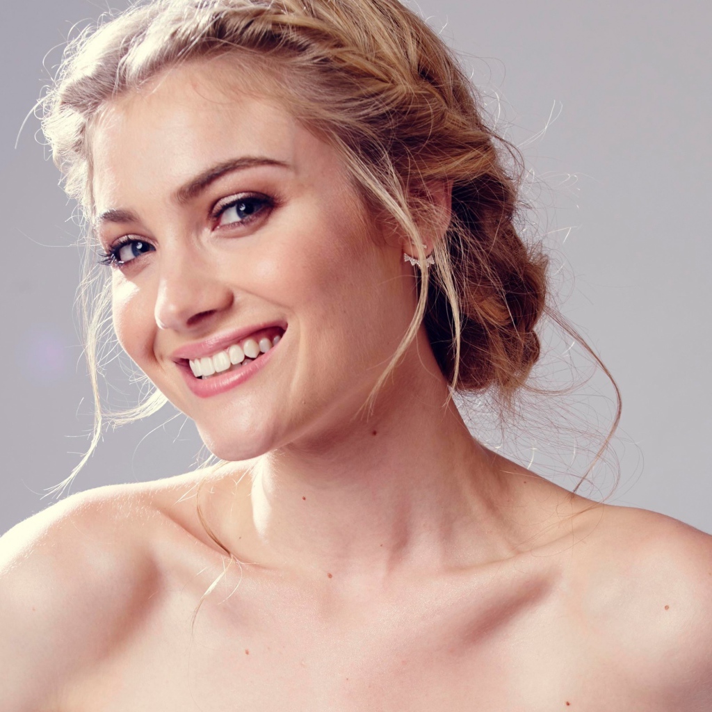 Красивая улыбающаяся актриса Скайлер Сэмюэлс