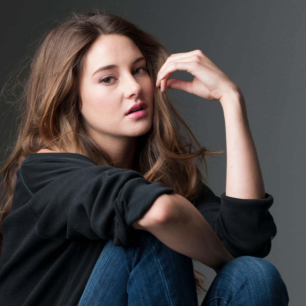 Красивая молодая актриса Шейлин Вудли 