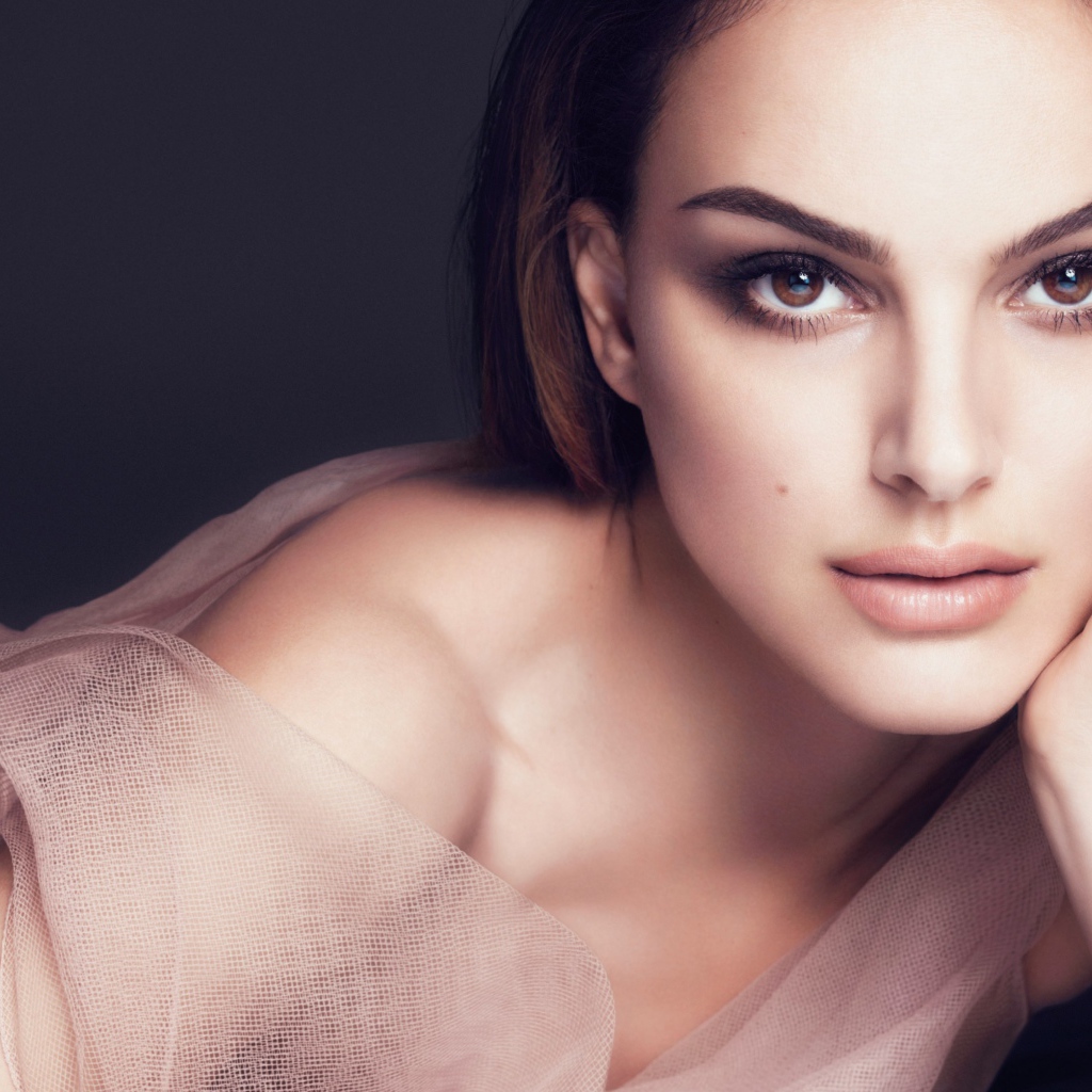 Красивая молодая брюнетка актриса Натали Портман