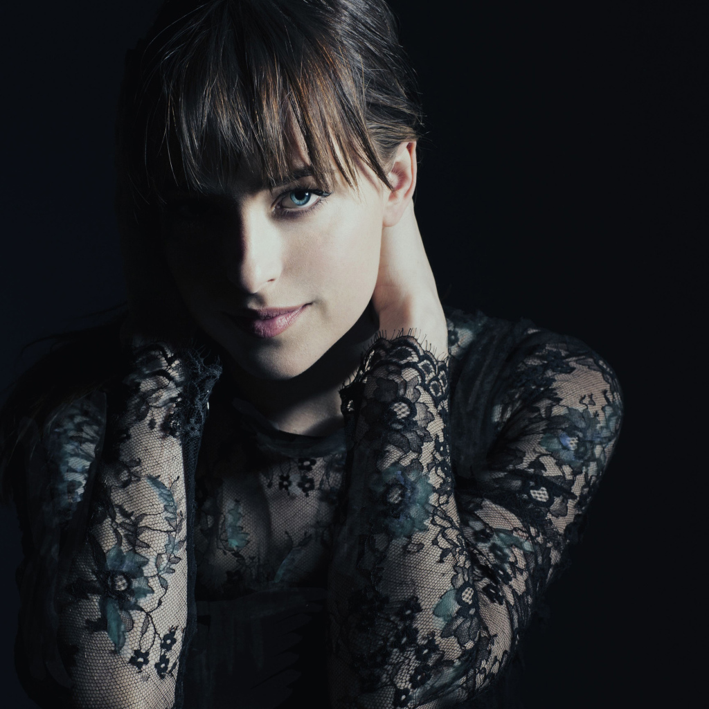 Красивая молодая девушка актриса Дакота Джонсон в черном наряде