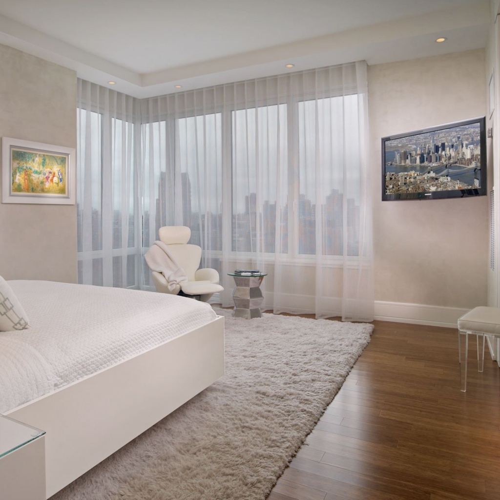 Спальня в белой цветовой гамме с большими окнами 