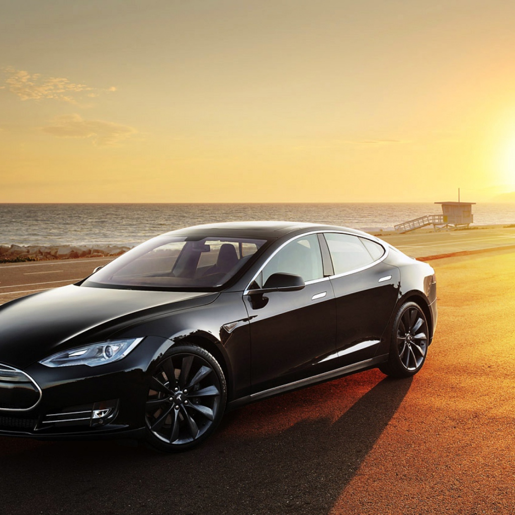 Черная Тесла на берегу моря