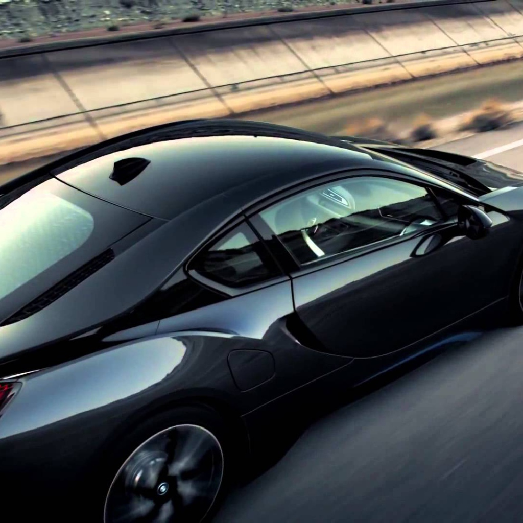 Черный электромобиль BMW i8 