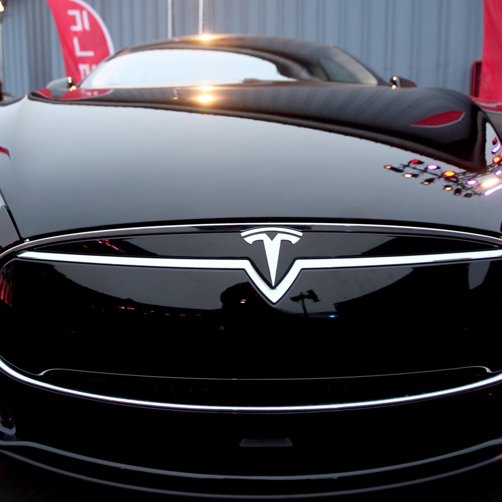 Черный электрический автомобиль Tesla Model 3, 2018 вид спереди