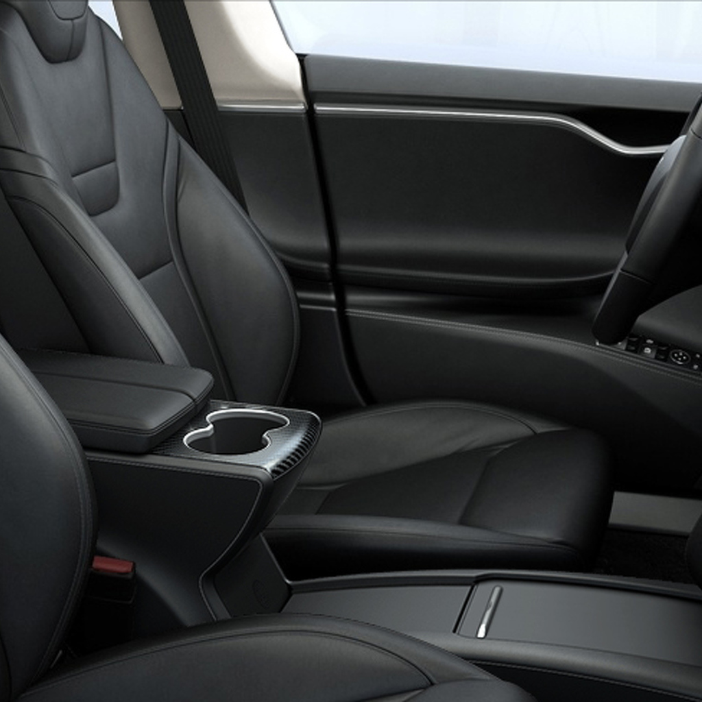 Черный кожаный салон электромобиля Tesla Model S 
