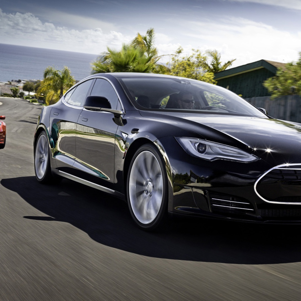 Черный электромобиль Тесла на трассе 