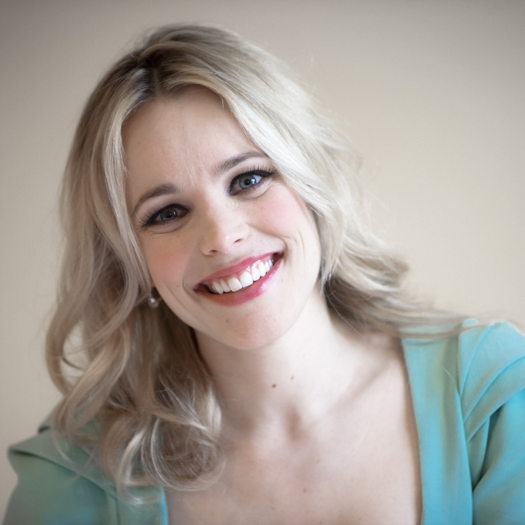 Блондинка с красивой улыбкой актриса Рэйчел Макадамс 