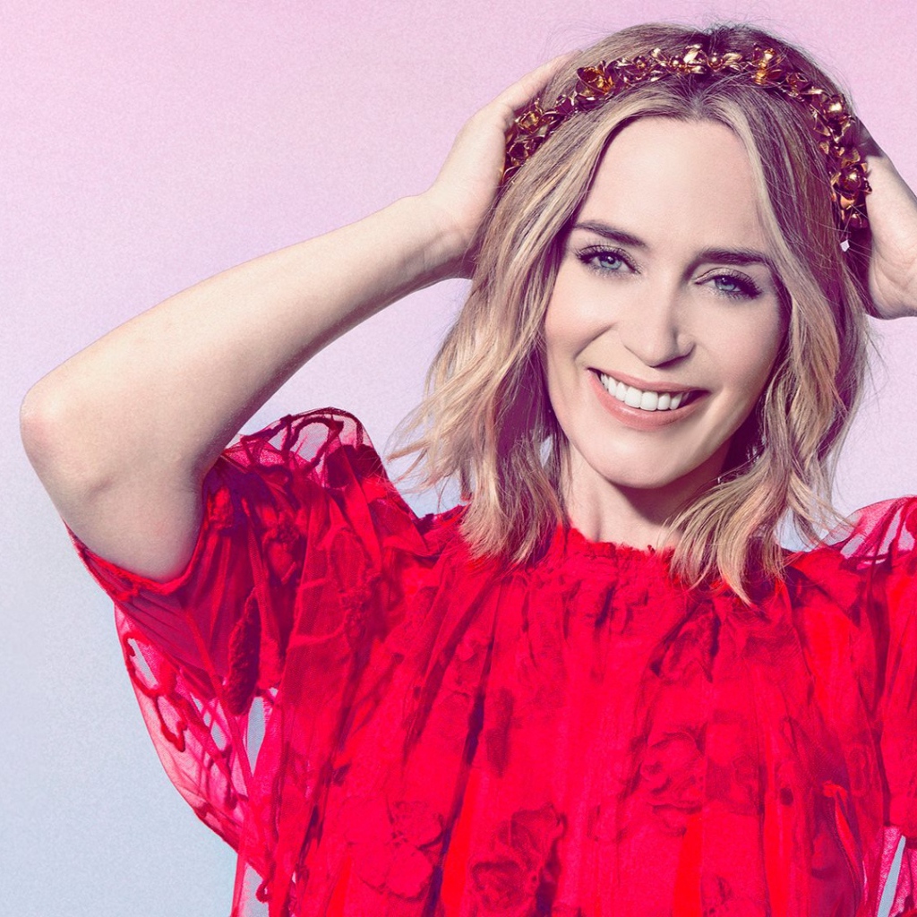 Голубоглазая актриса Эмили Блант в красном платье 