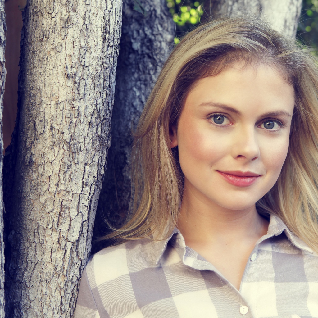 Голубоглазая актриса Роуз МакАйвер у дерева 