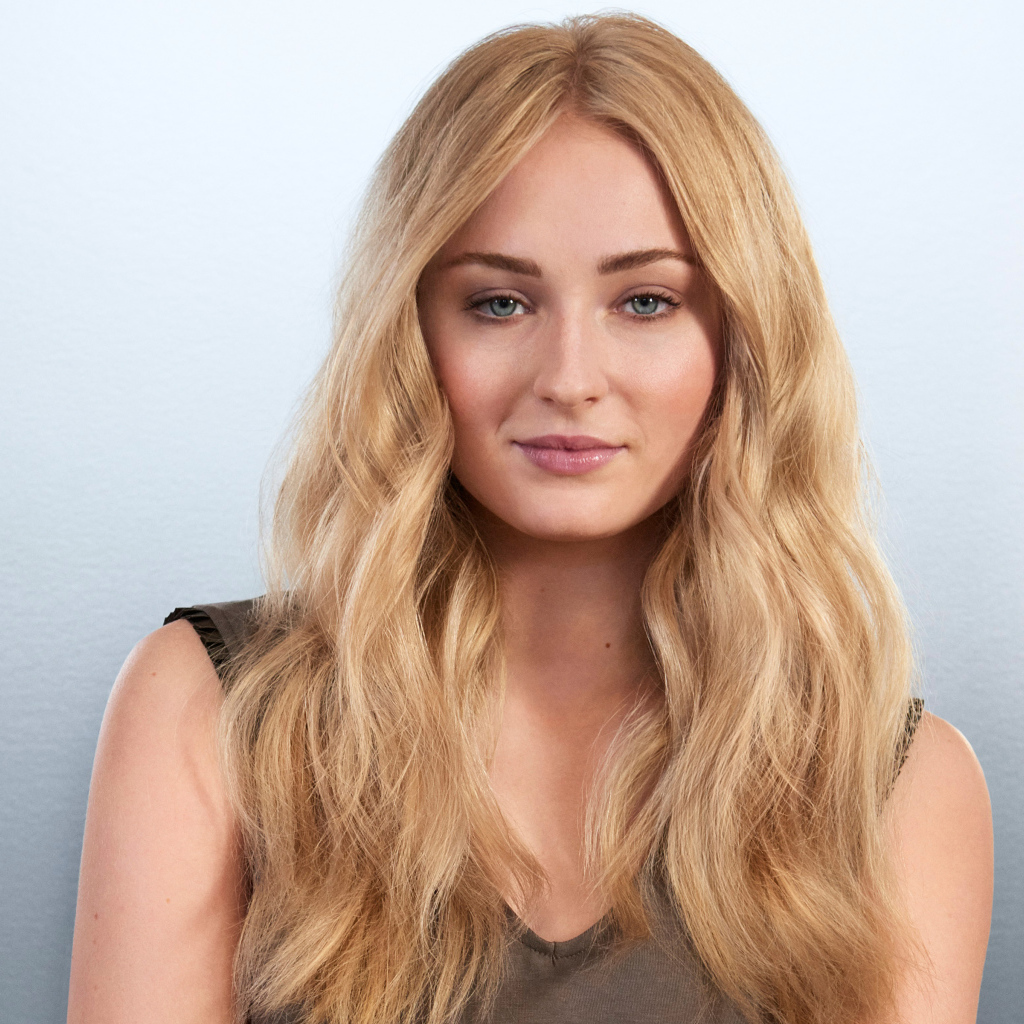 Голубоглазая блондинка актриса Софи Тёрнер