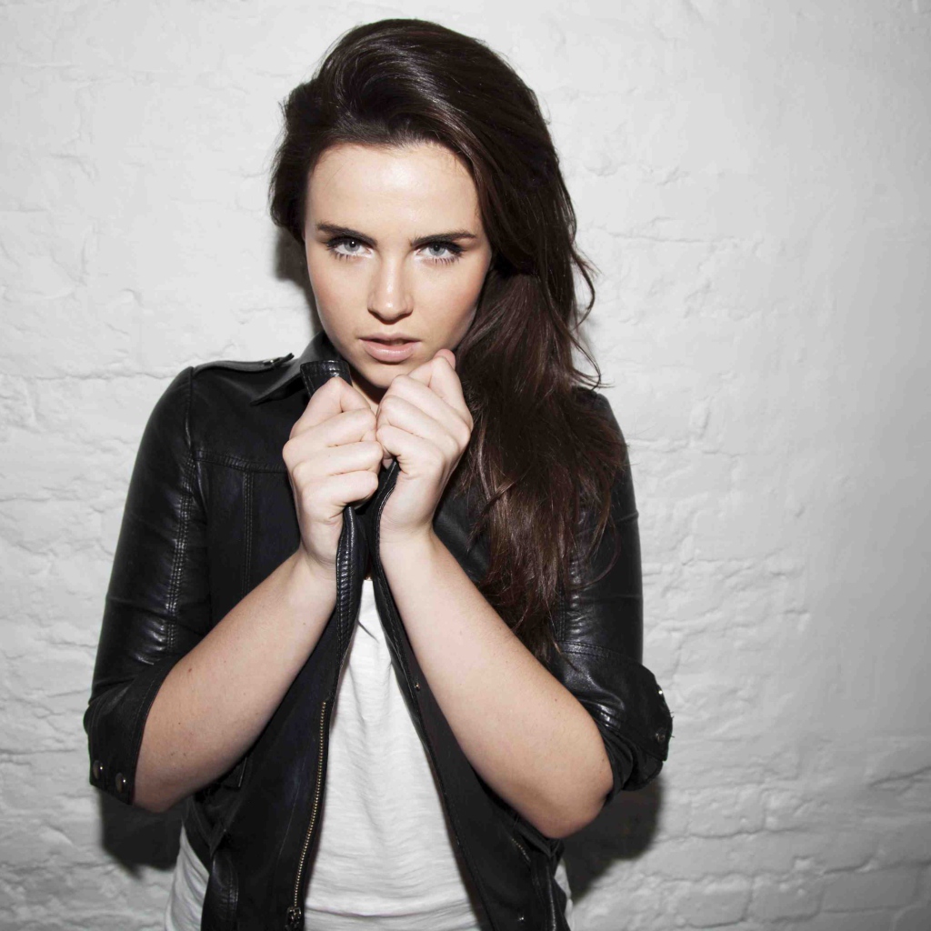 Британская актриса Эмер Кенни в черной кожаной куртке