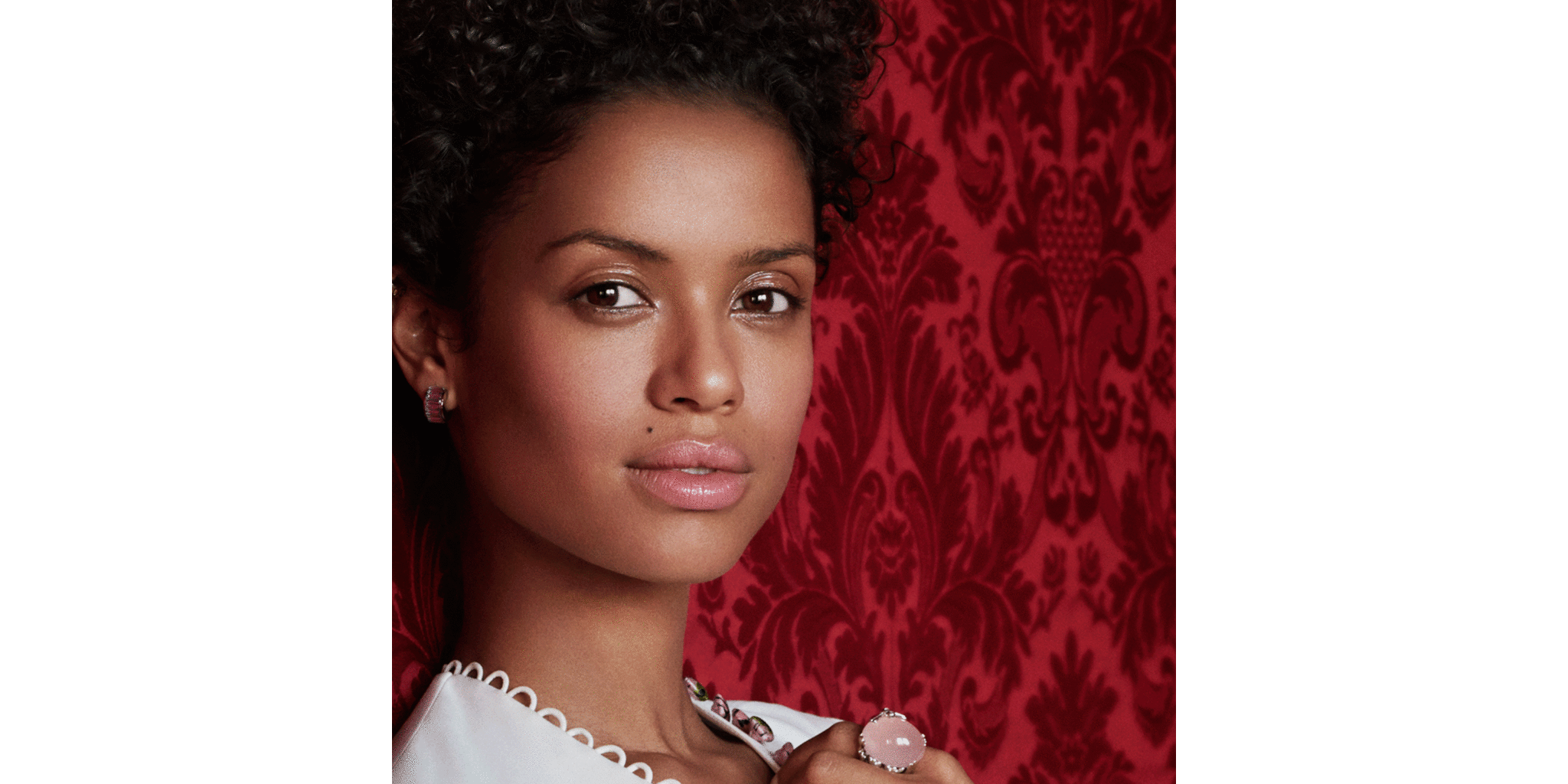 Британская актриса Гугу Мбата-Роу на красном фоне