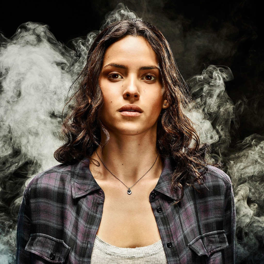 Кареглазая актриса брюнетка Адриа Архона