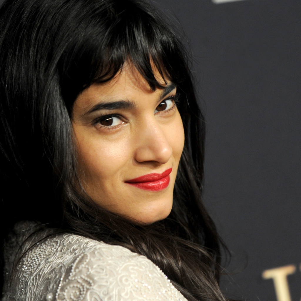 Брюнетка актриса София Бутелла с красными губами