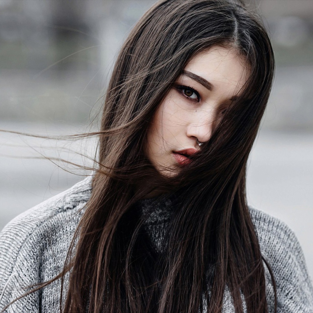 Девушка брюнетка азиатка с пирсингом в носу 