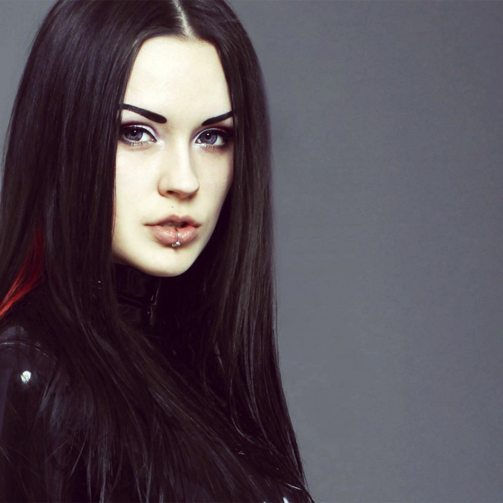 Девушка брюнетка с пирсингом в губе 