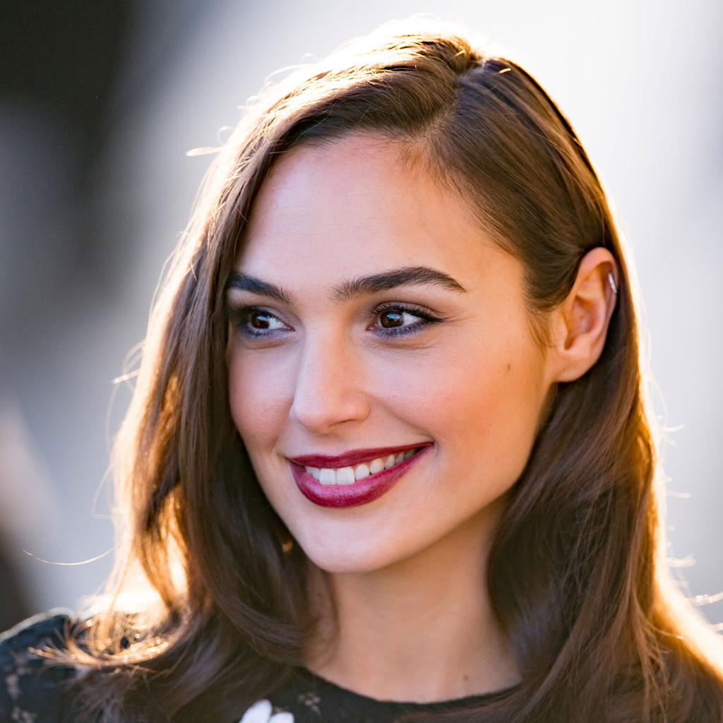 Очаровательная кареглазая брюнетка актриса Галь Гадот