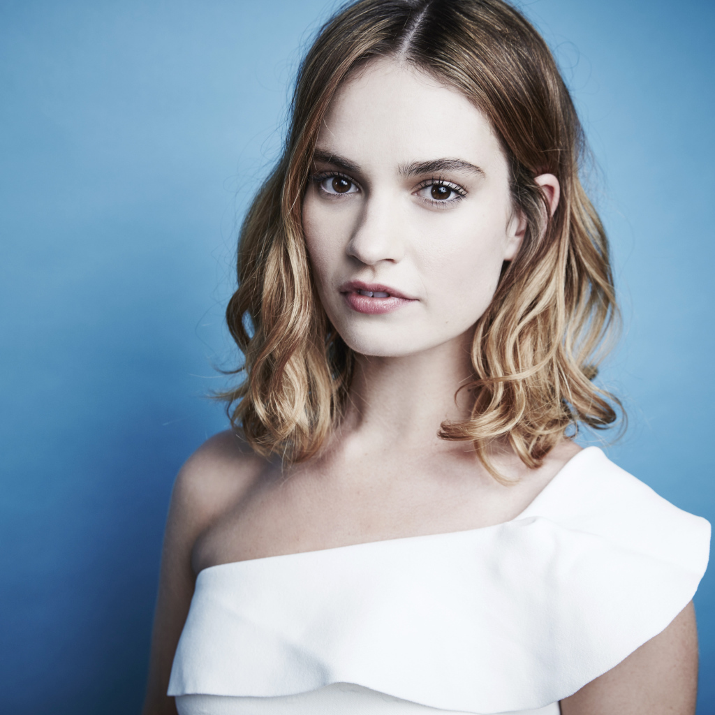 Нежная блондинка актриса Лили Джеймс