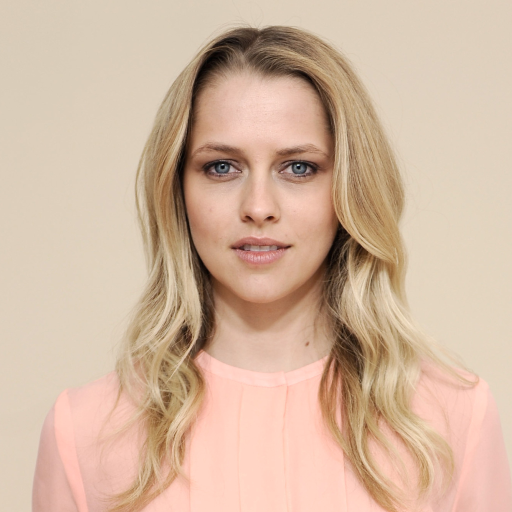 Нежная блондинка актриса Тереза Палмер в розовом платье 