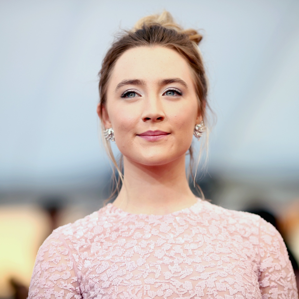 Нежная молодая актриса Сирша Ронан в красивом наряде