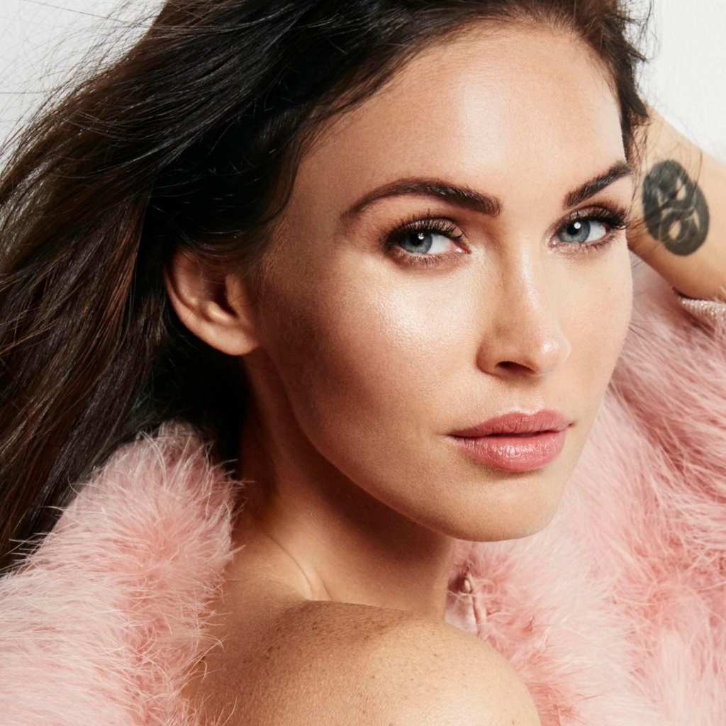 Эффектная актриса Меган Фокс с татуировкой на руке