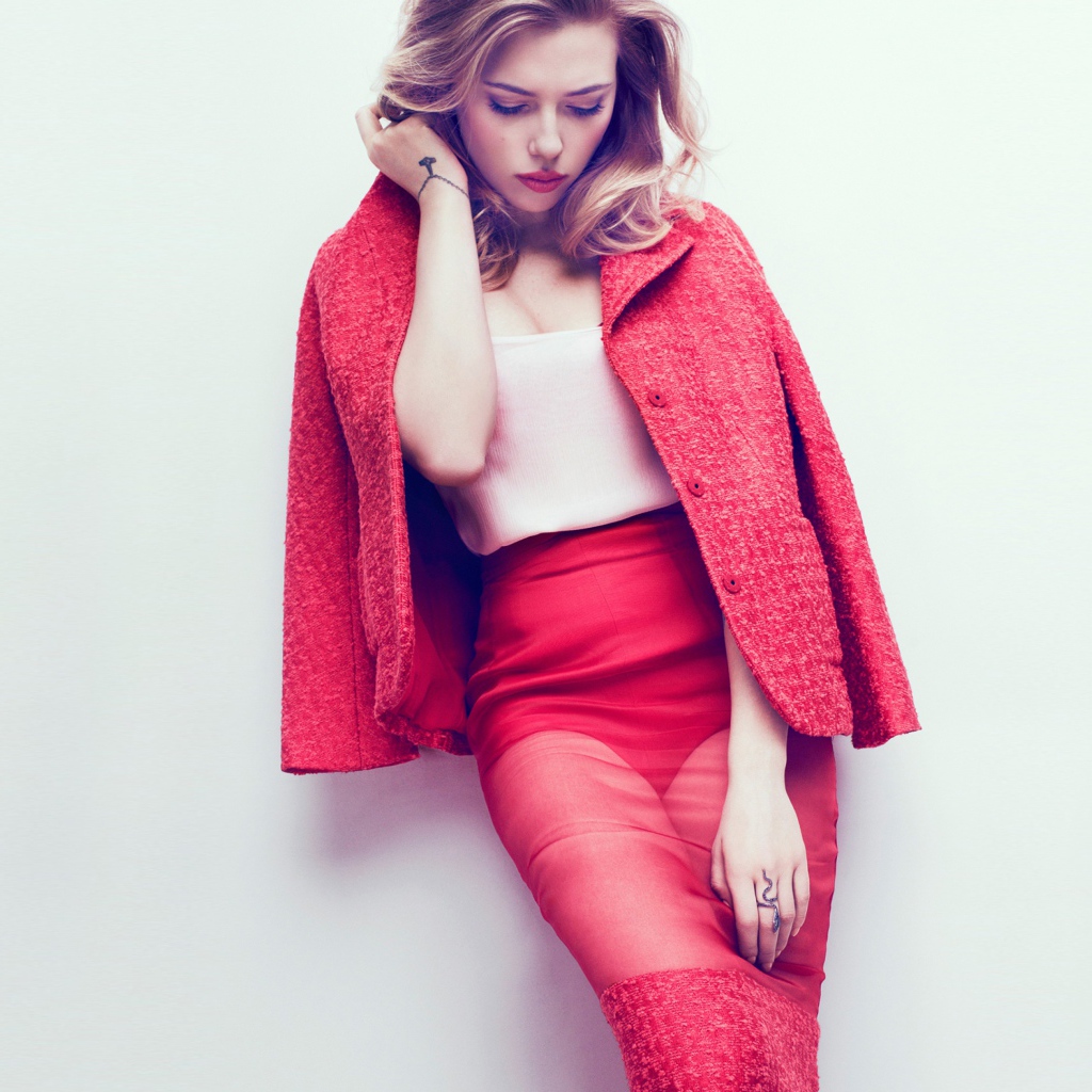 Эффектная блондинка  Скарлетт Йоханссон в красном костюме