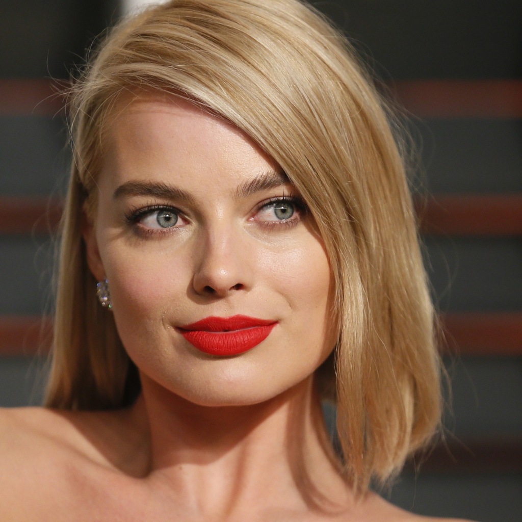 Эффектная блондинка с красными губами актриса Марго Робби