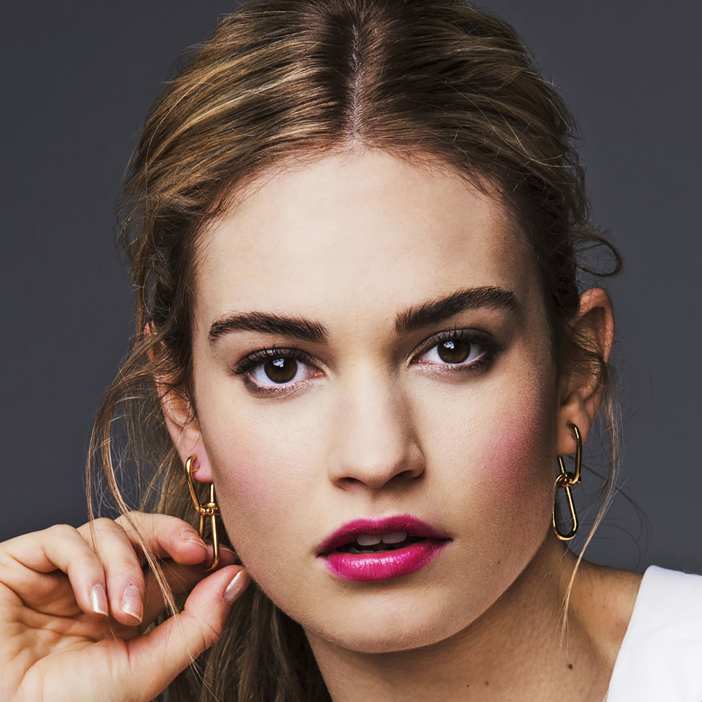 Эффектная девушка актриса Лили Джеймс