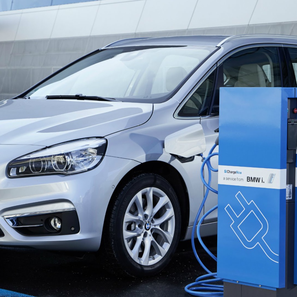 Электромобиль BMW 225xe Active Tourer 2016 на зарядке 