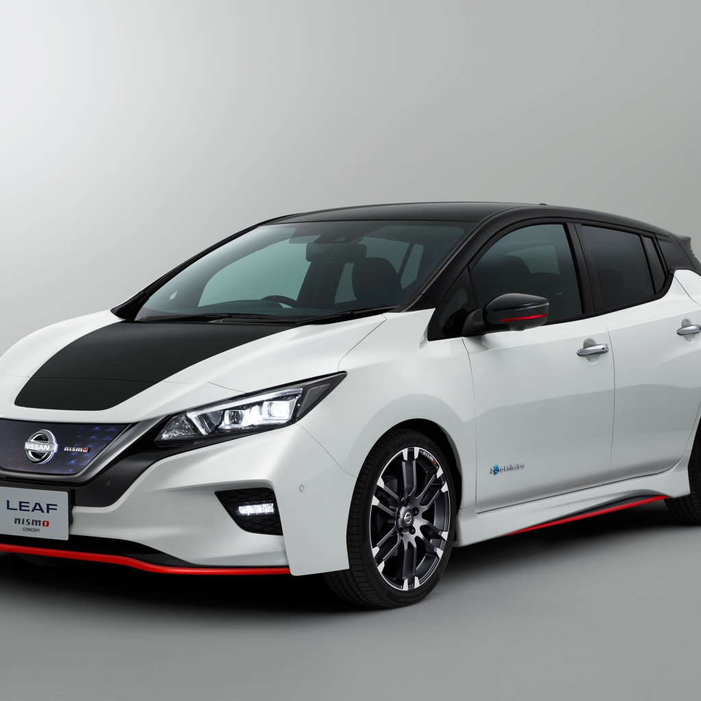 Электромобиль  Nissan Leaf Nismo на сером фоне