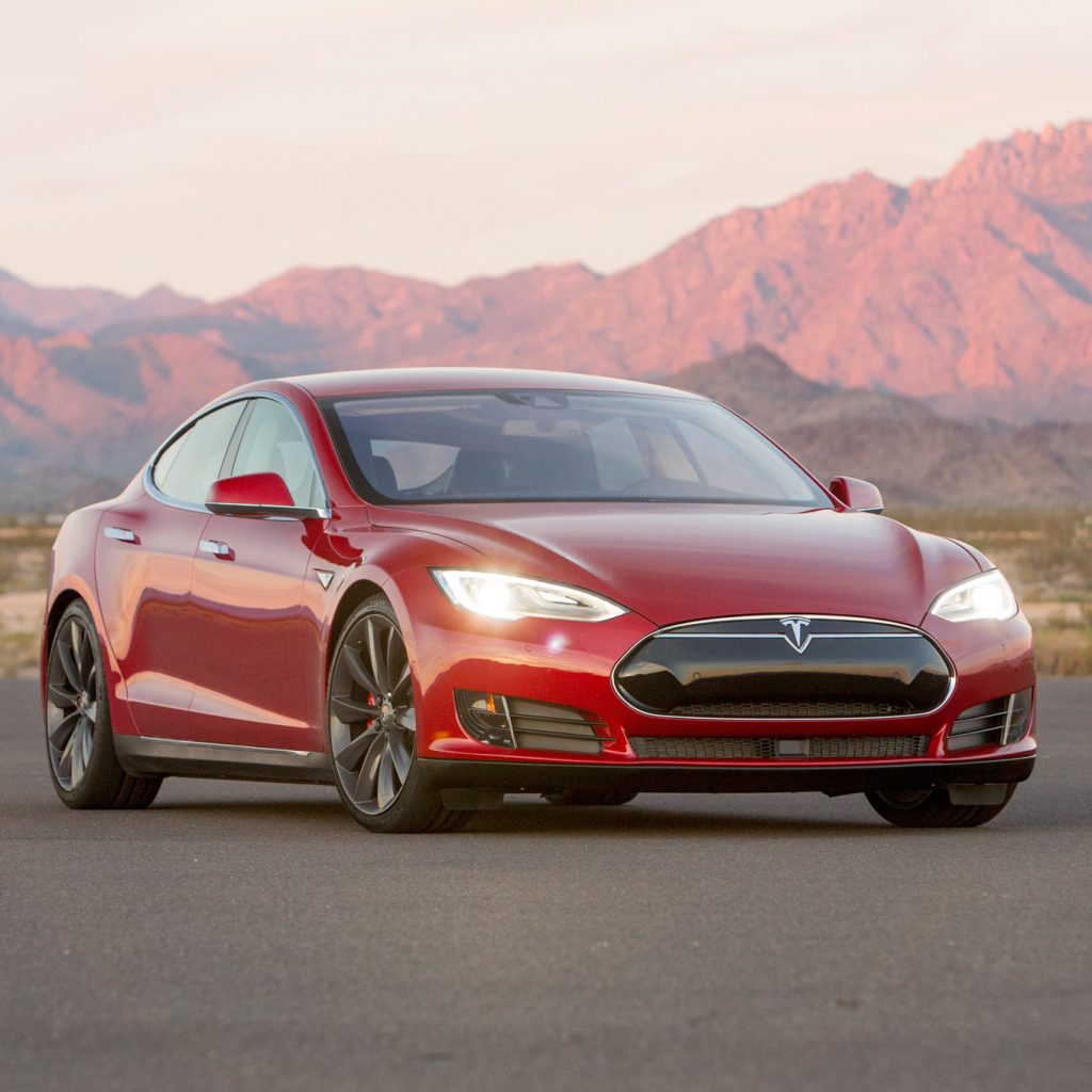 Электромобиль Tesla S P90D модель 2015 года 