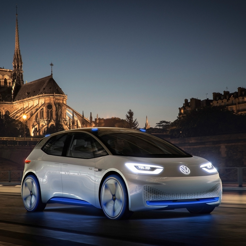 Электромобиль  Volkswagen I.D, на фоне старинного замка 