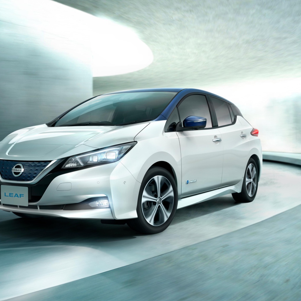 Электромобиль Nissan Leaf на дороге