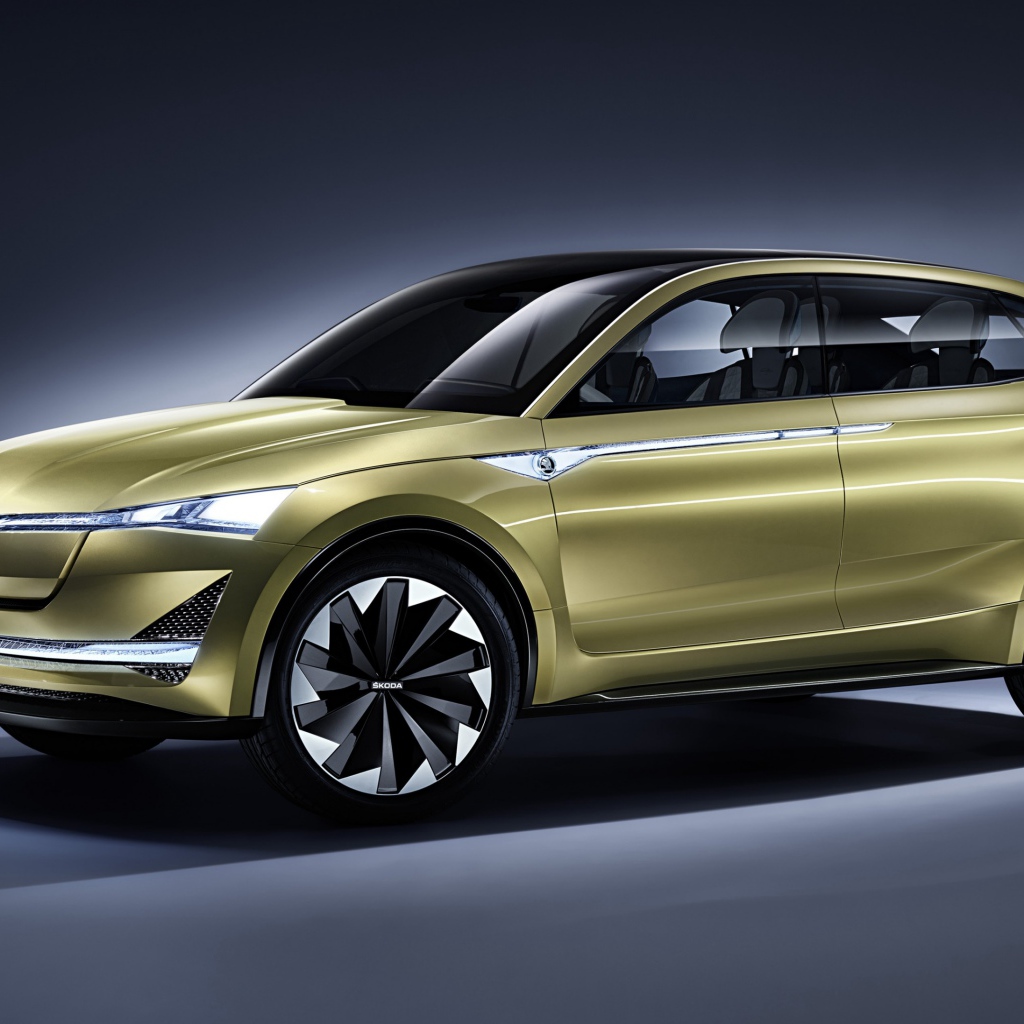 Электромобиль Skoda Vision E цвета золотой металлик на сером фоне