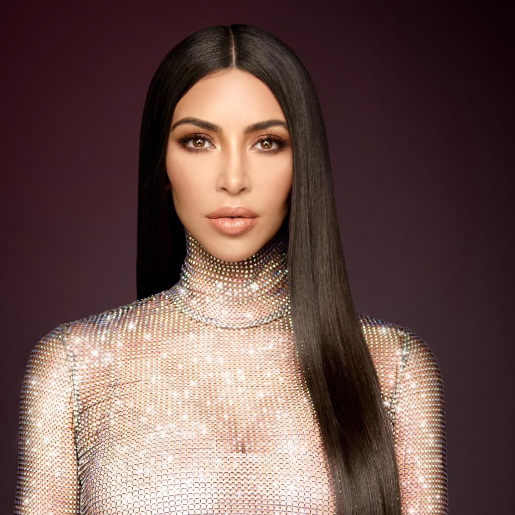 Знаменитая актриса,  модель Ким Кардашьян с длинными волосами