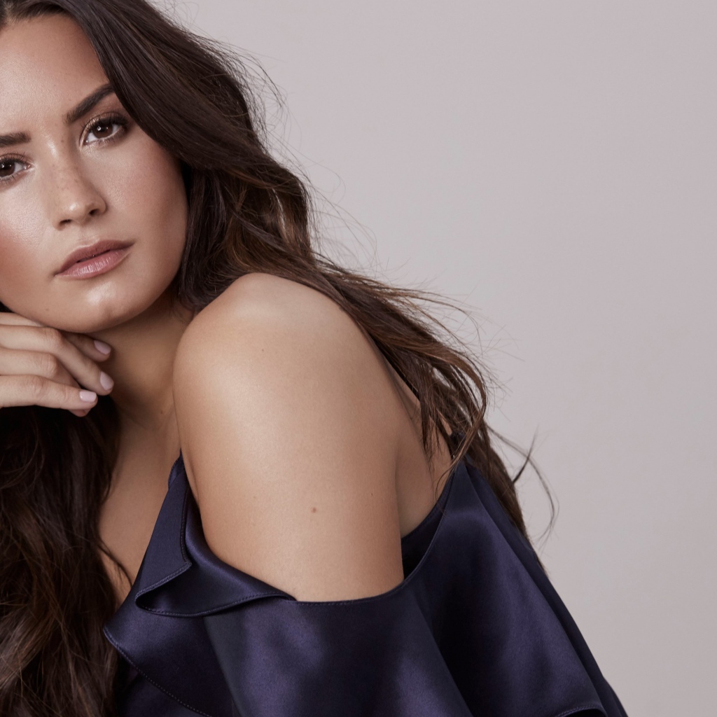 Знаменитая актриса, певица Деми Ловато фото на сером фоне