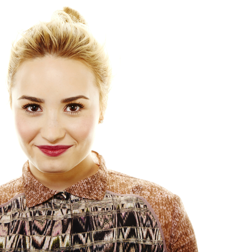 Знаменитая актриса, певица Деми Ловато фото на белом фоне