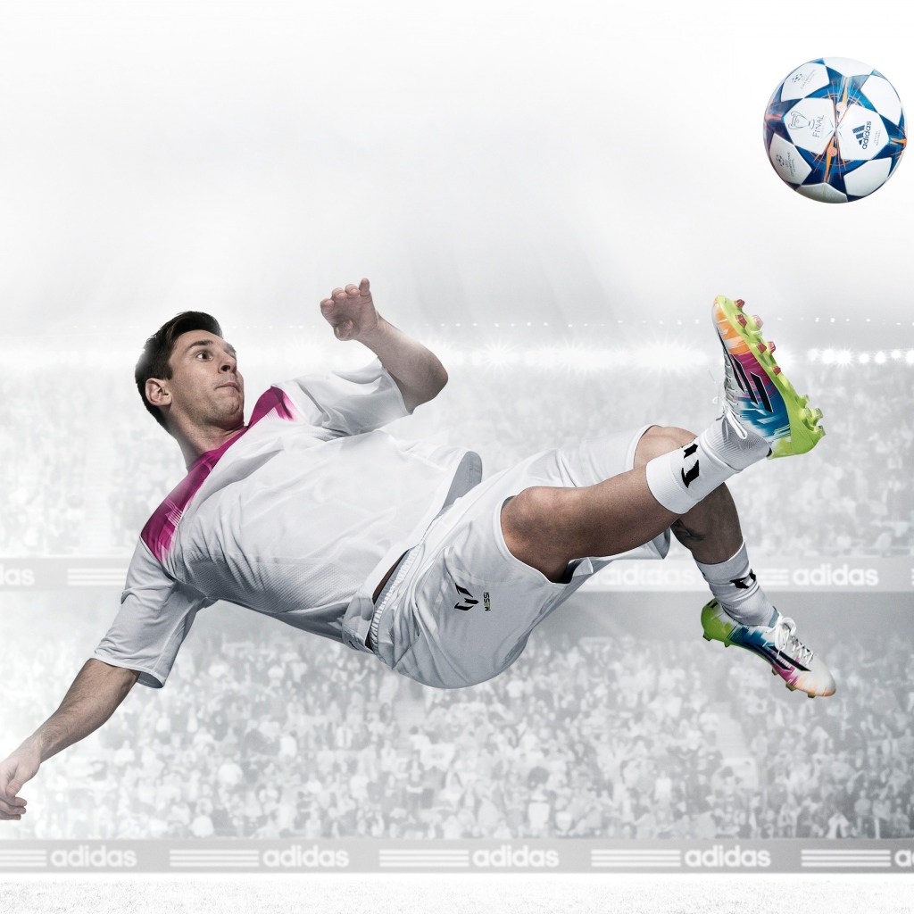 Известный футболист  Лионель Месси бьет по мячу