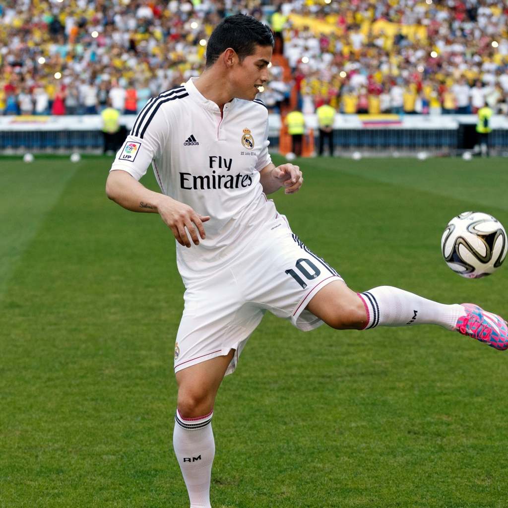 Футболист Хамес Родригес играет с мячом 