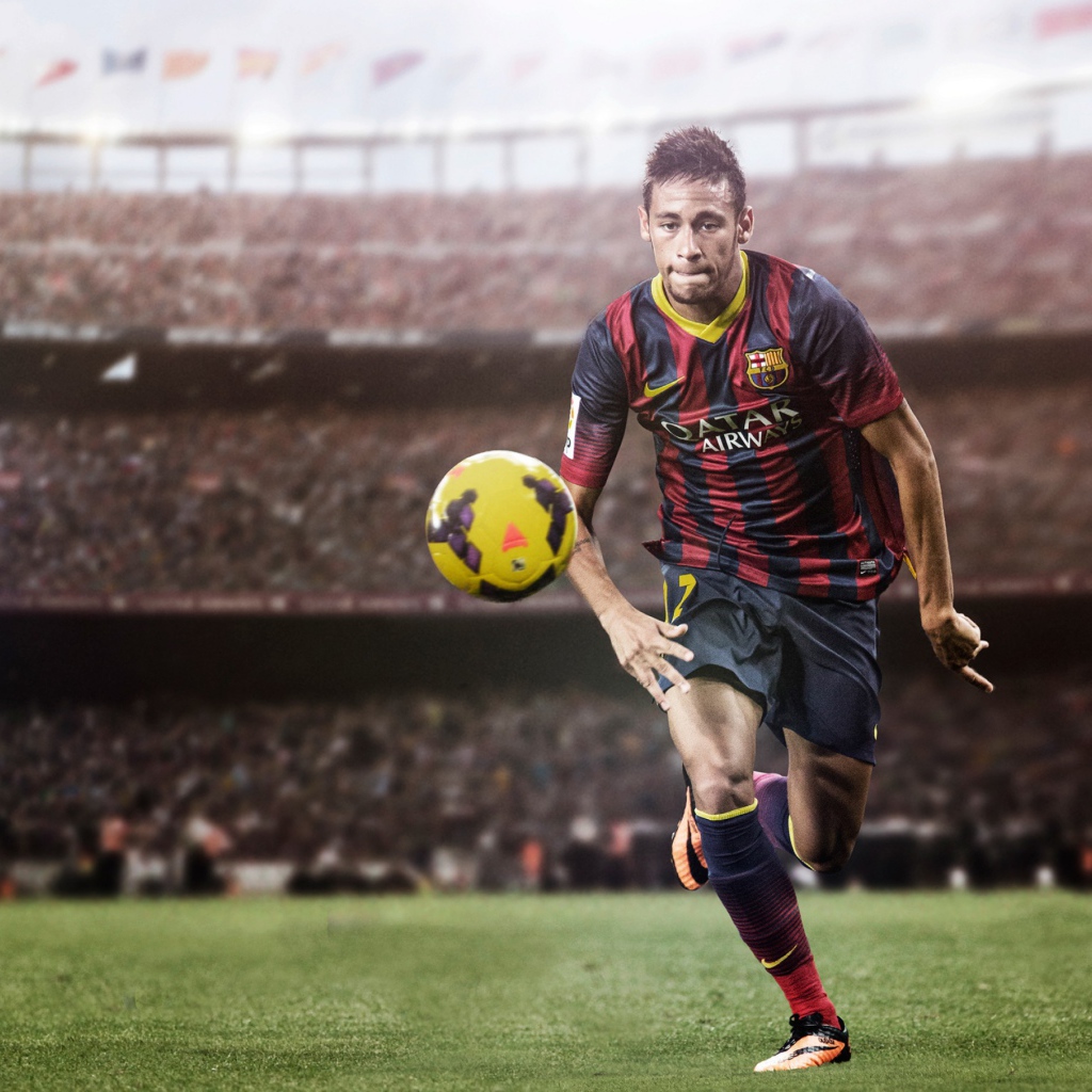 Футболист Неймар на футбольном поле с мячом