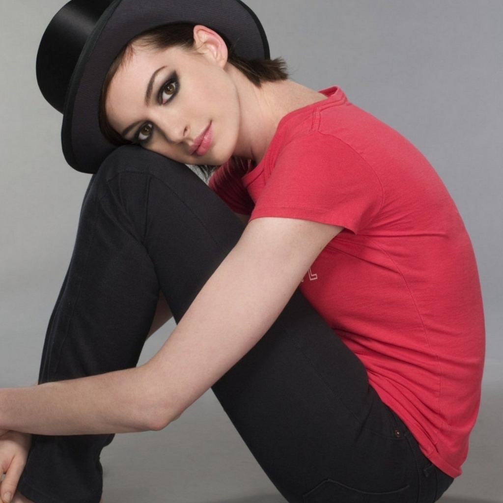 Девушка актриса Энн Хэтэуэй в шляпе 