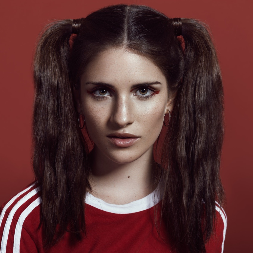 Девушка спортсменка с хвостиками на голове 