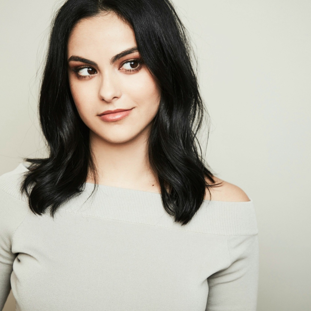 Девушка брюнетка актриса Камила Мендес фото на сером фоне