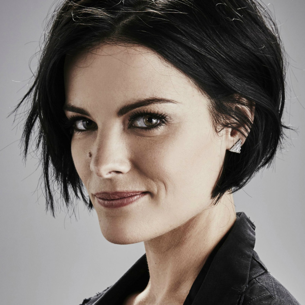 Девушка брюнетка актриса Джейми Александр 