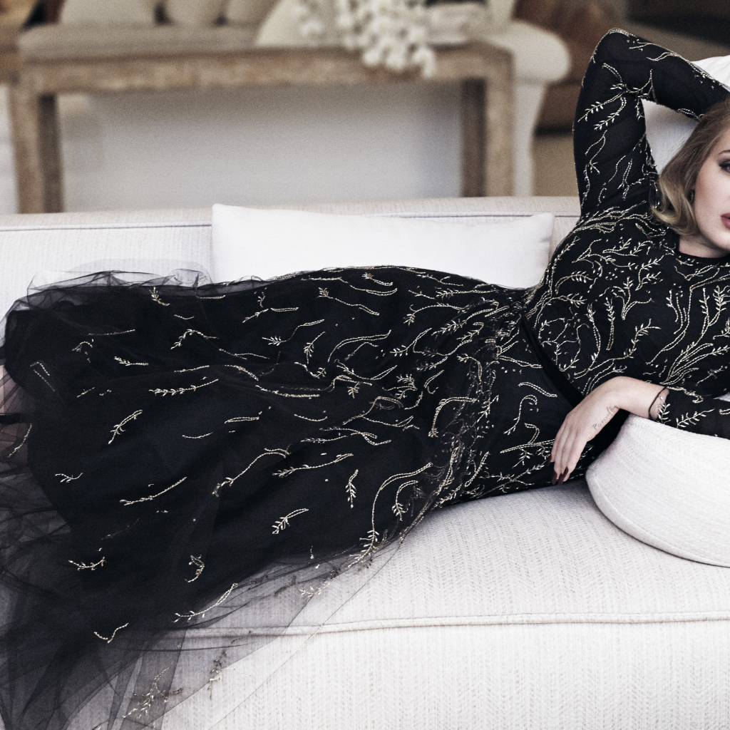 Девушка певица Адель в красивом черном платье 