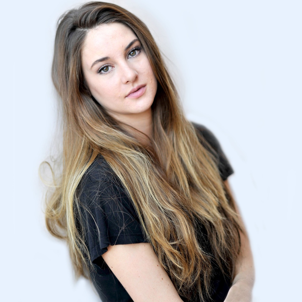 Девушка с длинными волосами, актриса Шейлин Вудли 